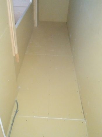 設置空間の壁面に下地ボードを取付けました。※エレベーターは製品設置専門者が設置作業を行いました。