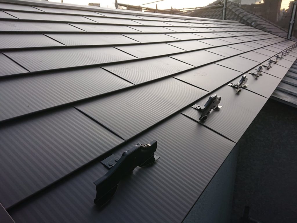 ガルバリウム鋼板は<br />
耐震性や耐久性に優れた屋根材です。