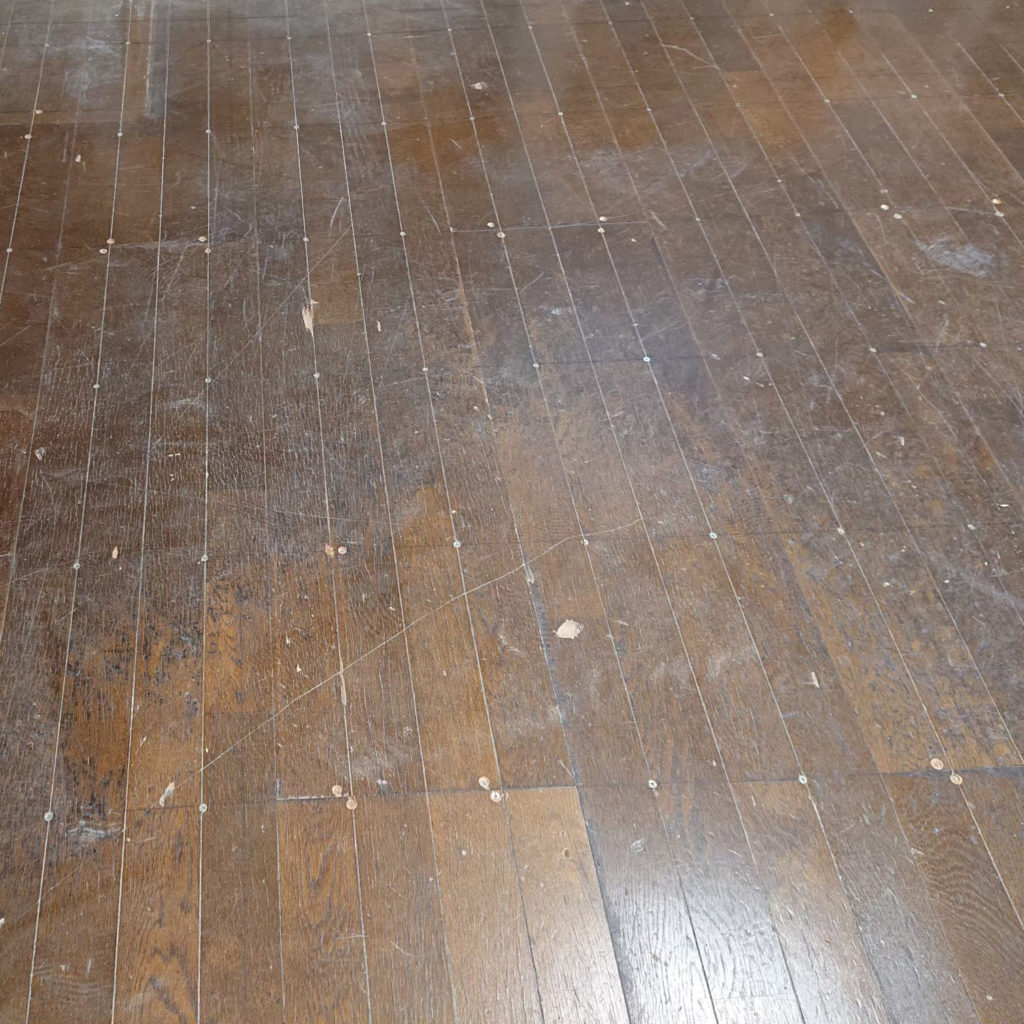 古い床の上にヘリンボーンの床を貼っていきます。