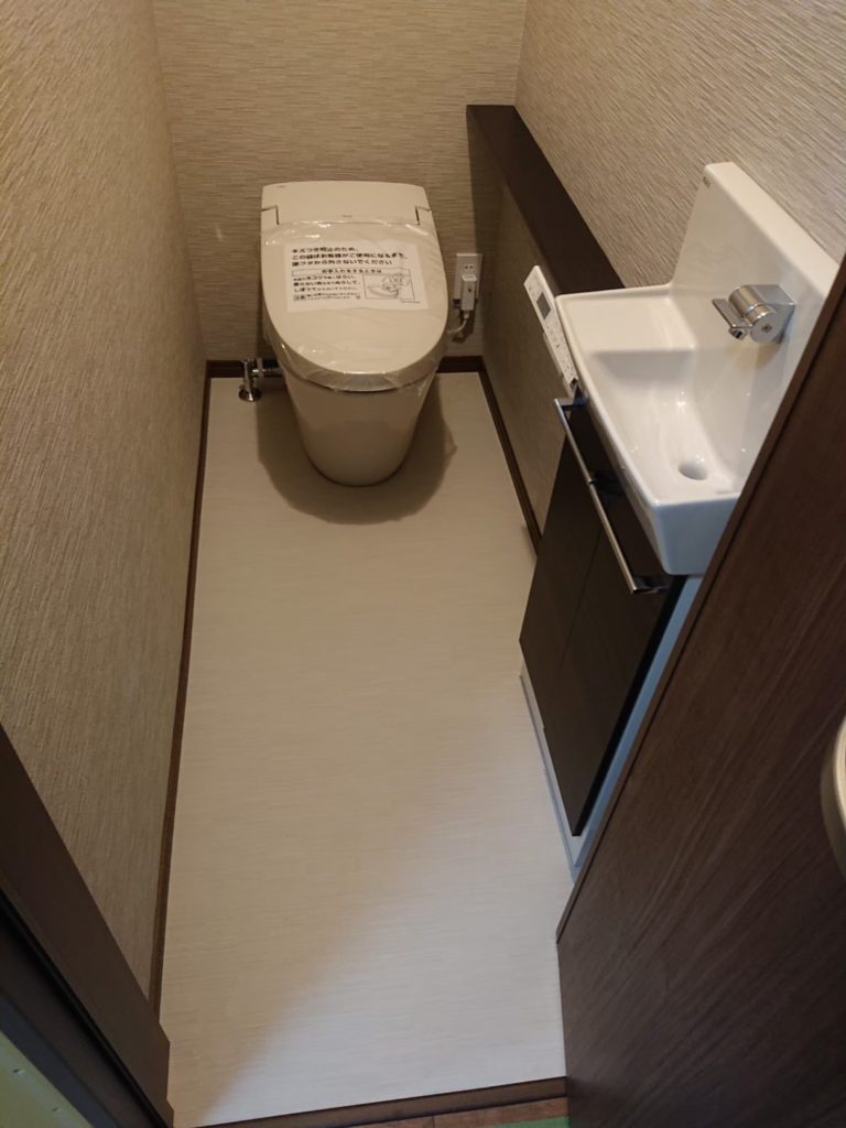 １階のトイレはタンクレスのものに。手洗い場に下は収納スペースになっているので、狭いスペースを有効に活用できます。