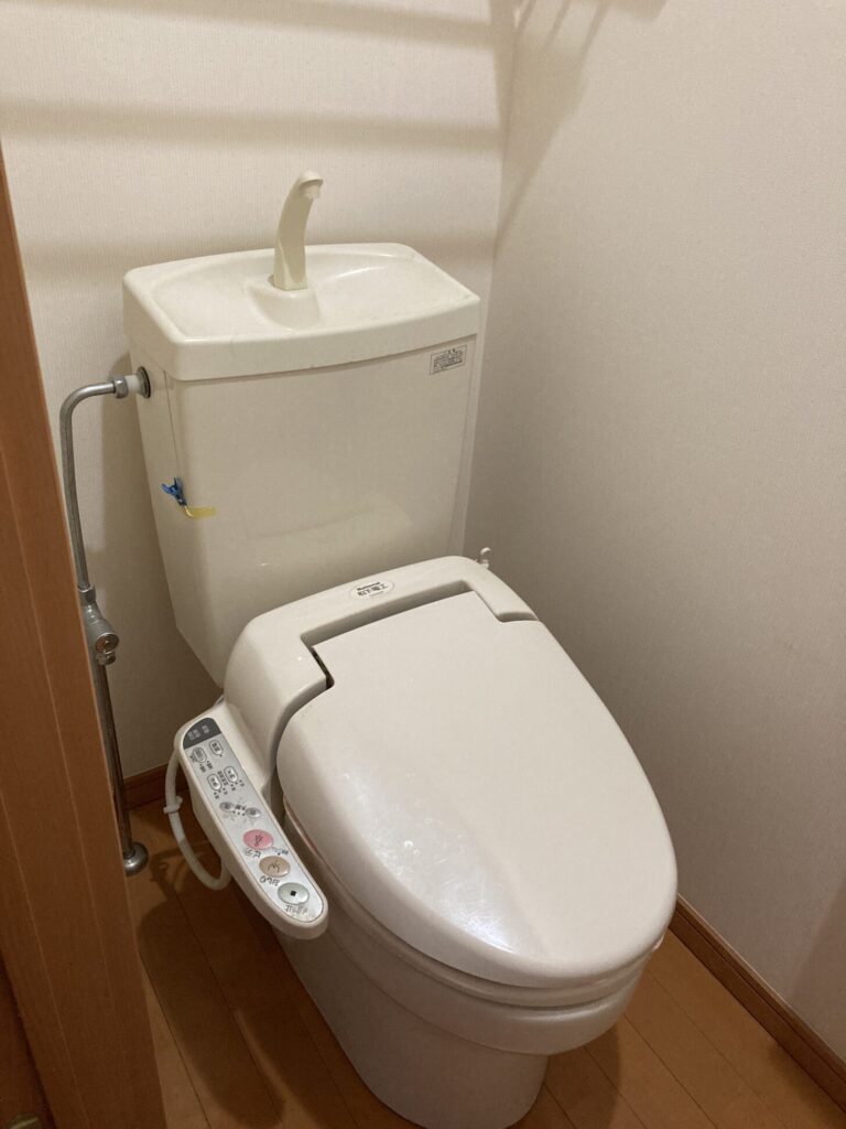 タンク内の水漏れ・止水栓故障・ウォッシュレット故障、という状態でした。あまり使わない２階のトイレという事で、壁や床の損傷はなしでした。