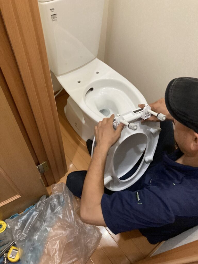 便座を取り付け、止水栓にホースをつなげて完成です。