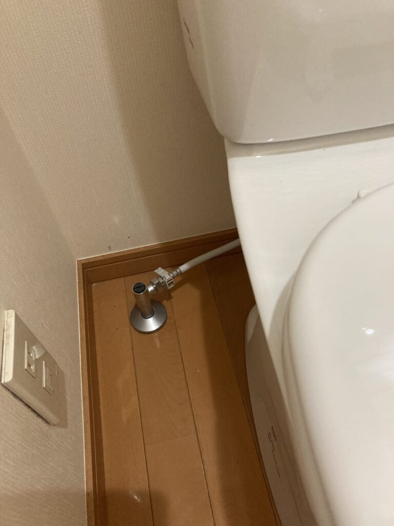 止水栓も昔のように立ち上がっている物ではなく、掃除の邪魔にならない小ぶりな物です。