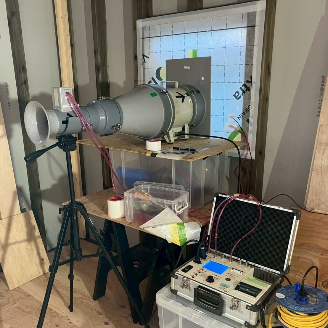 新築現場レポート　気密検査・断熱材吹き込み他